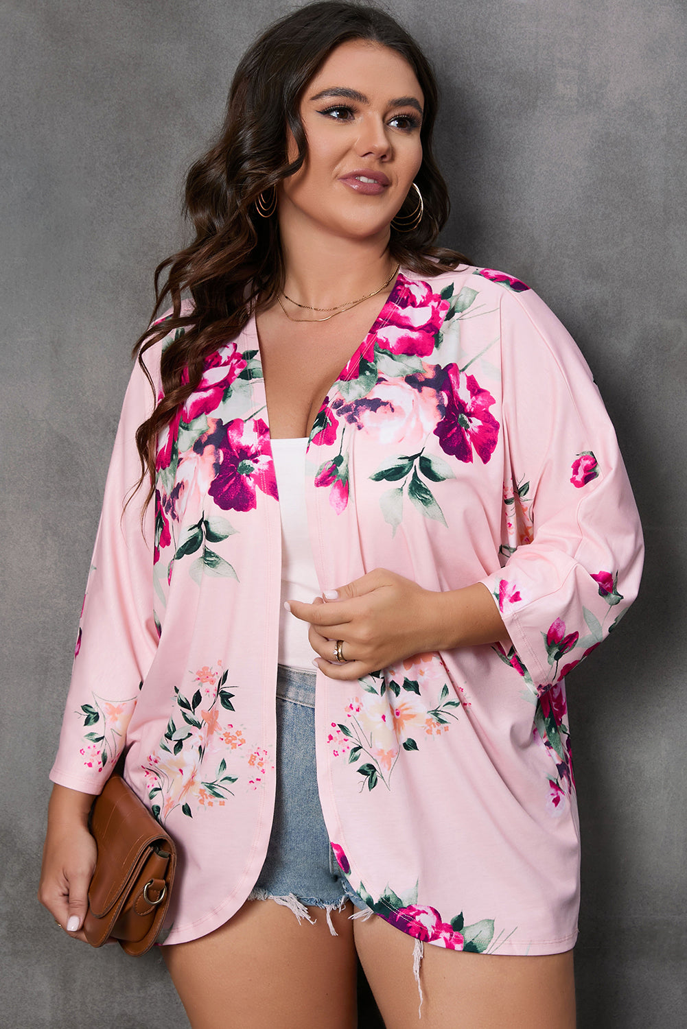 Stay cool in style! This pink plus size floral print kimono is perfect for any occasion.